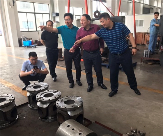 央視財經(jīng)評論員單仁博士蒞臨偉誠萬(wàn)向，深度調研十字軸式萬(wàn)向聯(lián)軸器生產(chǎn)企業(yè)